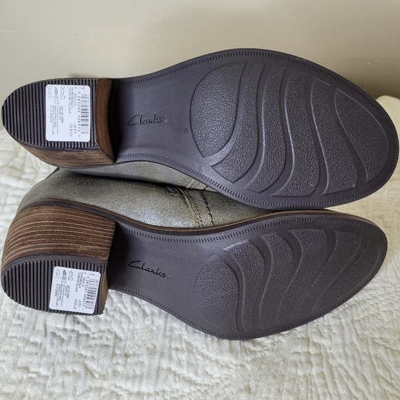 Clarks Neva Lo Metallic Taupe Leather Ankle Boots NWOB Women's Size 8.5 Fall - Picture 9 of 10